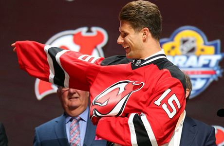 Pavel Zacha obléká dres New Jersey, které si českého hokejistu vybralo v draftu...