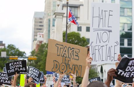 Protesty proti vyvené vlajce Konfederace v Charlestonu.