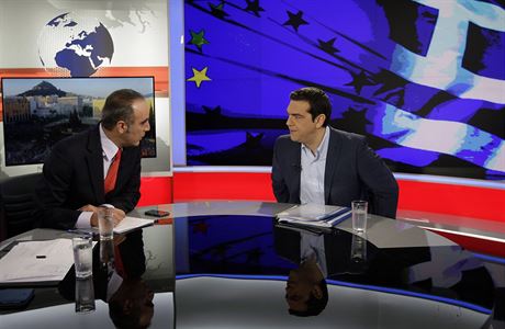 Alexis Tsipras (vpravo) pi rozhovoru pro ERT.