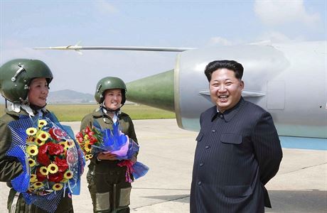 Kim ong-un se severokorejskými letkynmi (ilustraní snímek).