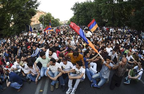 Jerevanská policie demonstranty opakovan varuje, e jejich jednání je...