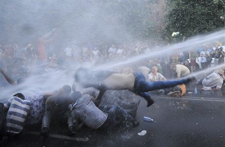 Armnsk policie zasahuje proti demonstrantm, kte na protest proti zdraen...