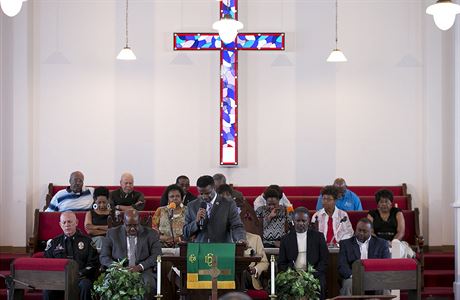 Pastor Mark Washington vede mši za devět lidí, které v černošském kostele v...