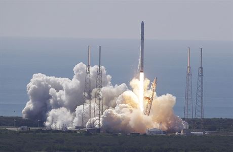 Start nákladní lod Dragon soukromé spolenosti SpaceX z Mysu Canaveral na...