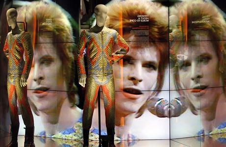 Ukzka z vstavy vnovan retrospektiv Davida Bowie v budov pask...