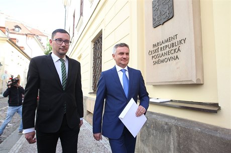 Kancléř Mynář nese své daňové přiznání společně s prezidentským mluvčím...