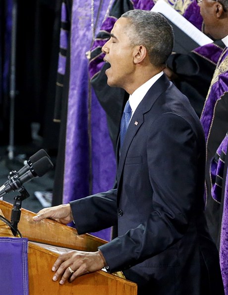Barack Obama zpívá píse Amazing Grace bhem pohbu reverenda Clementa...