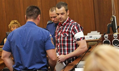 Justin str Krajskho soudu v Ostrav pivedla obalovanho Petra Kramnho.