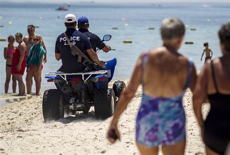 Policie dohlíí na tuniské pobeí, kde dolo k teroristickému útoku.