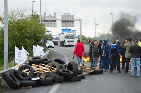 Stávkující pracovníci pálí v Calais pneumatiky...