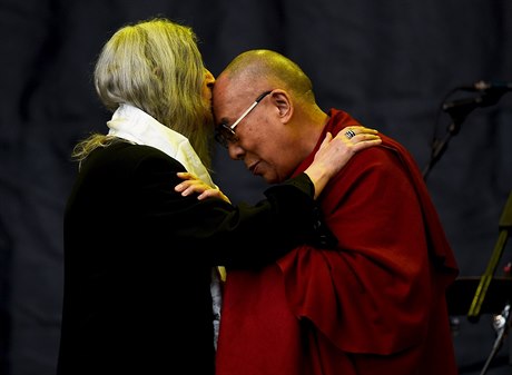 Patti Smith s dalajlámou na festivalu v Glastonbury 2015.