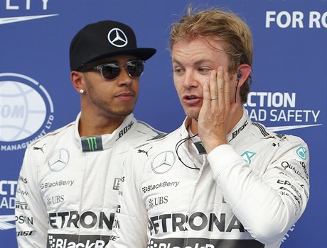 Lewis Hamilton (vlevo) a jeho stájový kolega Nico Rosberg.