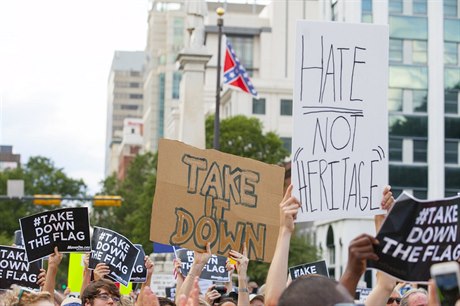 Protesty proti vyvené vlajce Konfederace v Charlestonu.