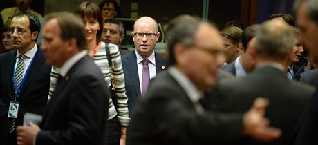 Bohuslav Sobotka pichází do jednacího sálu ped summitem EU v Bruselu.