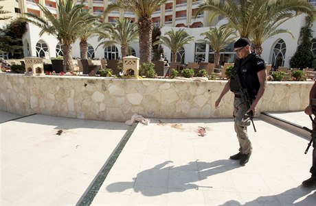 Policista prochází kolem krvavých skvrn na zemi u hotelu Imperiale Marhaba v...