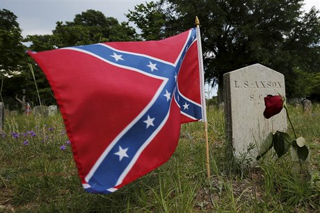 Konfederační vlajka u hrobu padlého vojína.