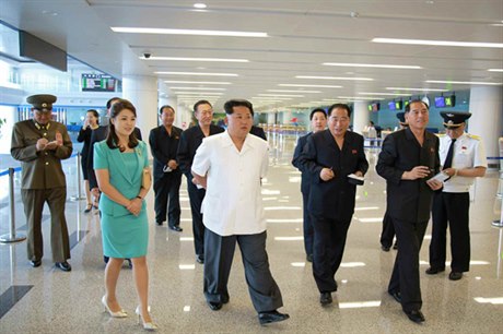 Vdce KLDR Kim ong-un pi slavnostním otevení letiního terminálu v metropoli...
