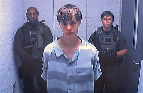 Dylann Roof ped soudem v pátek 19. ervna. O den pedtím mladík zastelil v...