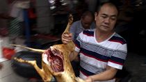 Trh psího masa v jihočínském městě Jü-lin.