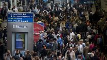 Chaos na londnskm ndra St. Pancras po zruen osobnch vlak jedoucch...
