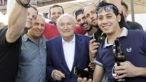 Sepp Blatter se fot� s n�v�t�vn�ky ceremoni�lu p�i otev�en� nov�ho muzea FIFA v...