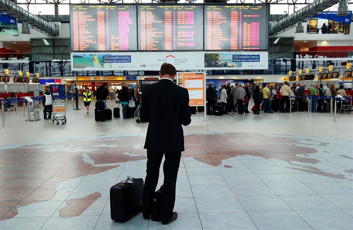 Policie uzavřela asi na hodinu terminál letiště v Praze kvůli nálezu  podezřelého zavazadla | Domov | Lidovky.cz