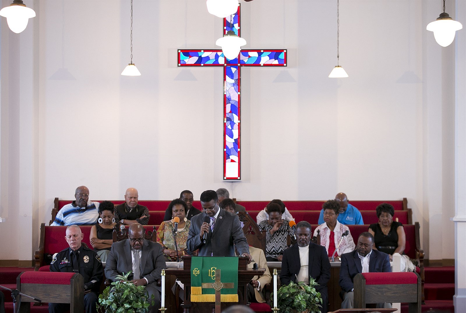 Pastor Mark Washington vede mši za devět lidí, které v černošském kostele v...