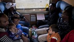 Uprchlíci ve vlaku ve stanici v Preevu blízko srbskomakedonských hranic.