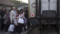 Uprchlíci na vlakovém nádraí v Preevu blízko srbskomakedonských hranic.