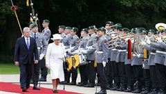 Albta II. a nmecký prezident Joachim Gauck bhem pehlídky, kterou nmecká...