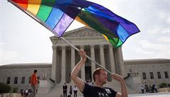 Lidé slaví ped Nejvyím soudem ve Washingtonu uzákonní práva homosexuál na...