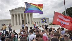 Lidé slaví odsouhlasení satku homosexuál v USA.