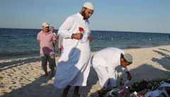 Obyvatelé pobeního msta Súza v Tunisku donesli  na plá na památku obtí...