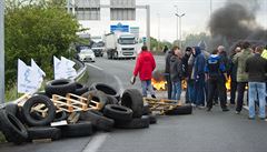 Stávkující pracovníci pálí v Calais pneumatiky...