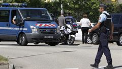 Policie blokuje pístupovou cestu k továrn poblí Lyonu, kde dolo k...