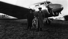 éf Baova leteckého oddlení Josef Engli (vpravo) u letounu na letiti v...