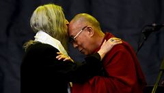 Patti Smith oslavila v Glastonbury dalajlamovy narozeniny