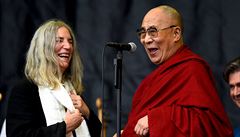 Patti Smith s dalajlámou na festivalu v Glastonbury 2015.