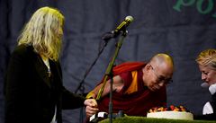 Dalajláma s narozeninovým dortem na festivalu v Glastonbury 2015.