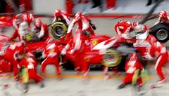 Nmec Sebastian Vettel v boxech pi Velké cen Rakouska.