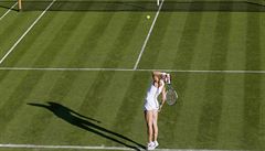 Lucie afáová servíruje pi utkání 1. kola Wimbledonu.