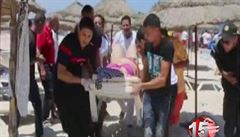 Na zábrech tuniské televize Tunisia TV1 je vidt, jak lidé pomáhají zranným...