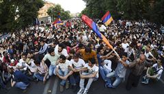 Davy Armn blokuj ulice Jerevanu. Protestuj proti prudkmu zdraen elektiny
