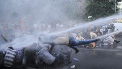 Arménská policie zasahuje proti demonstrantm, kteí na protest proti zdraení...