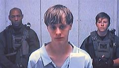 Dylann Roof ped soudem v pátek 19. ervna. O den pedtím mladík zastelil v...