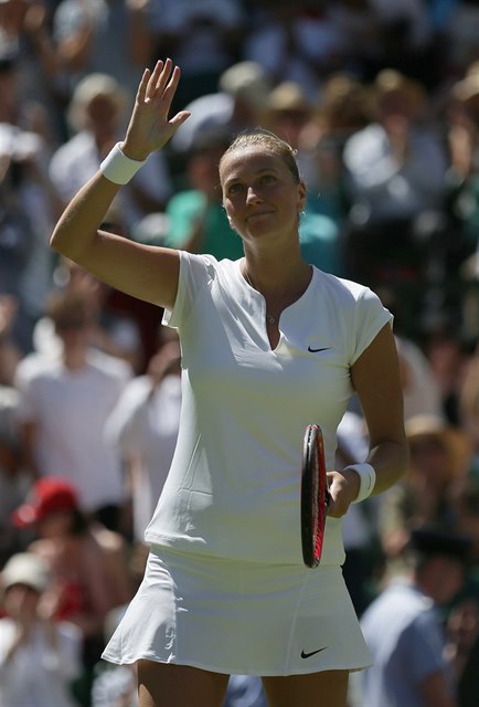 Petra Kvitová slaví postup do druhého kola Wimbledonu.