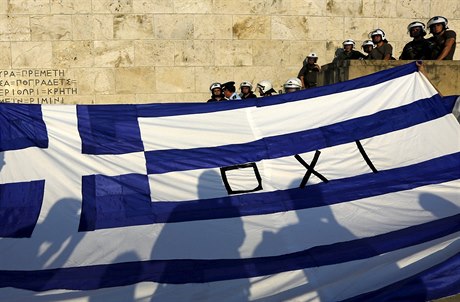 Vlajka jako protest. Demonstranti v Aténách odmítají úsporná opatření.