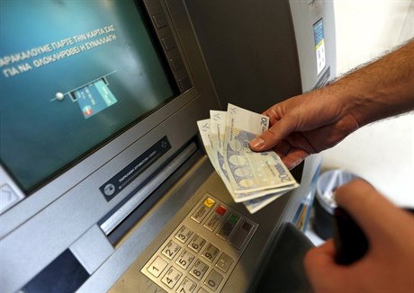 Řek vybírá z bankomatu. Dostat se však může jen k 60 eurům denně.