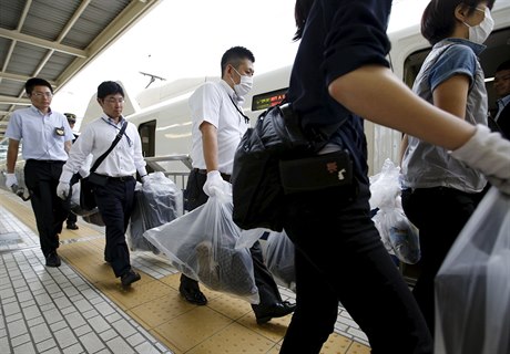 Dva lidé dnes zahynuli ve vysokorychlostním japonském vlaku inkansen poté, co...