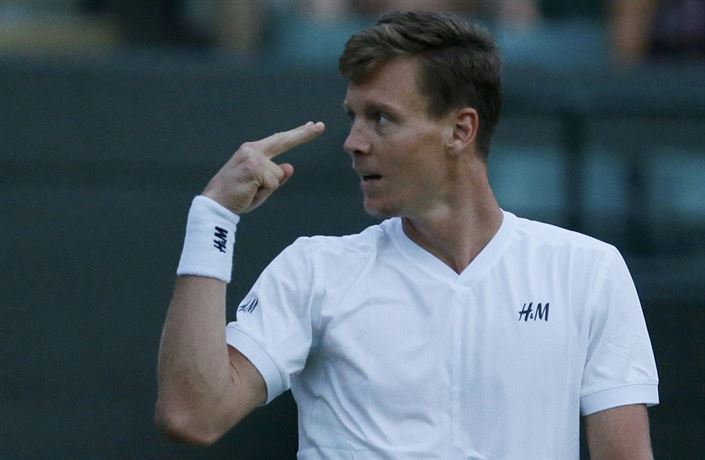 Tomá Berdych slaví postup do druhého kola Wimbledonu.